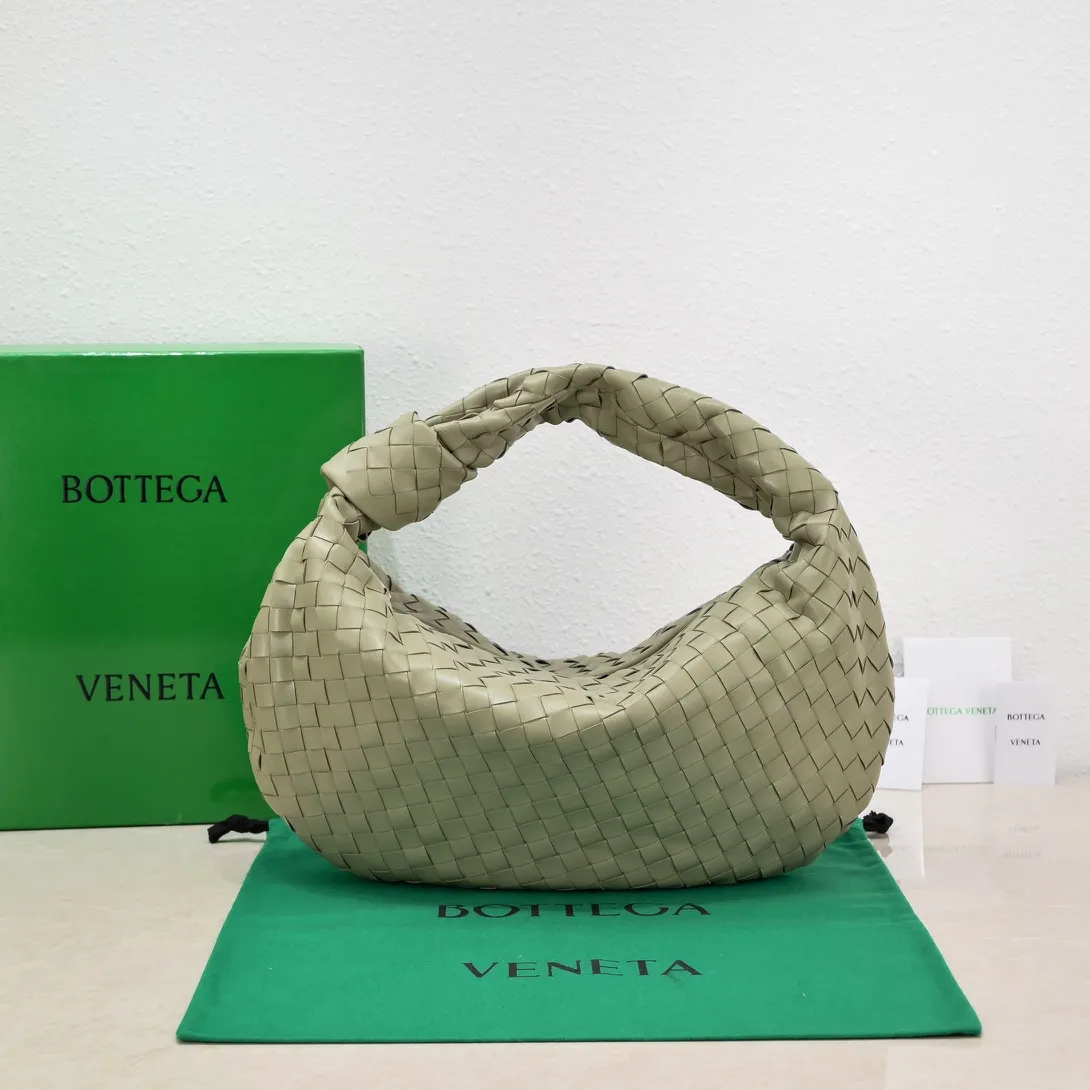Batch 1860 large Arco handbag early spring new arrival#, cool style, retro style, full of vitality, free and easy, distinctive personality brings multi-layered charm to daily wardrobe~ 🔝The soft and flowing fabric conveys a soft touch# A relaxed and comfortable feeling is newly interpreted in the silhouette· Croissant woven sheepskin Size: Width 40 Height 48 Thick 16 [6698#]